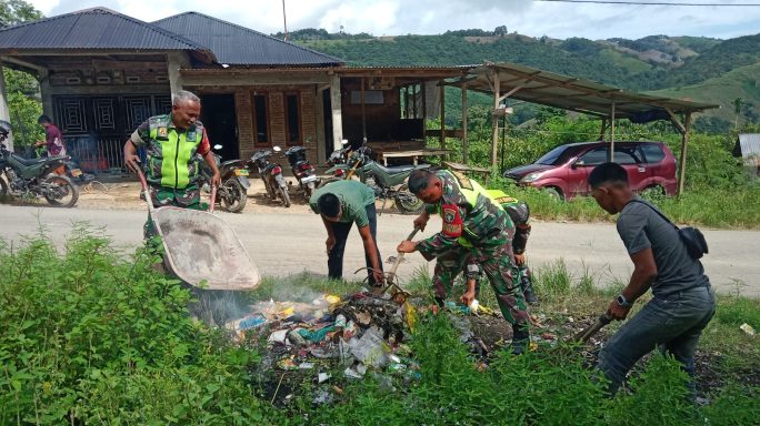 Peduli Lingkungan Bersih, Babinsa posramil Leuser Kerja Bhakti Bersihkan Ruas Jalan.