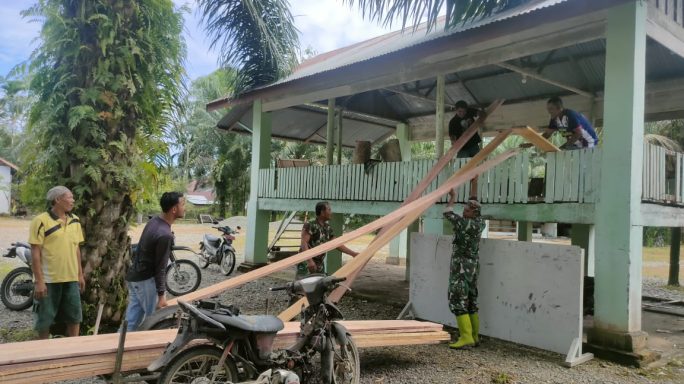Anggota Posramil 05/Pante Ceureumen Bantu Percepat Peregaban TPA Di Pesantren Nurul Ulum Desa Tegal Sari