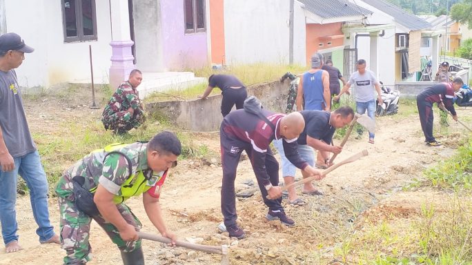 Peduli Lingkungan Bersih, Koramil 01/Ksp Gotong Royong Bersama Masyarakat