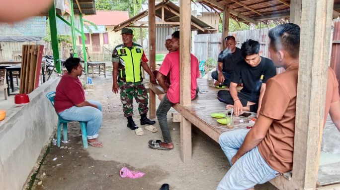 Babinsa Jangka Buya Imbau Warga Tingkatkan Kamtibmas dan Waspada Banjir di Musim Hujan