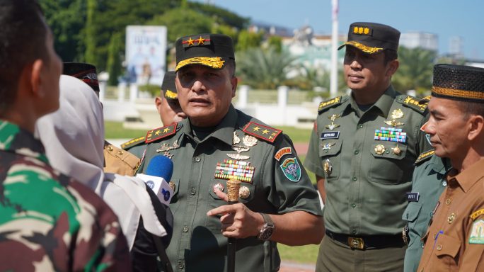 Pangdam Iskandar Muda Kerahkan Prajurit untuk Pembersihan Menara Ikonik Masjid Raya Baiturrahman