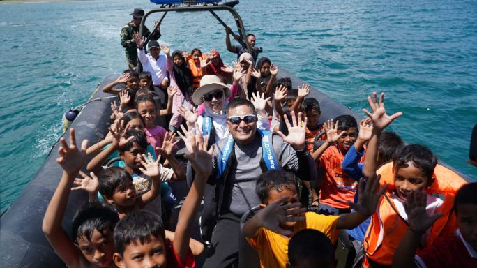 Pangdam Iskandar muda Ajak Anak-Anak Nelayan Naik Kapal RIB Bekangdam IM