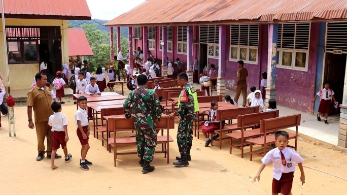 Kodim 0108/Agara Bersama Paguyuban Motor Aceh Tenggara (Pamor Agara) Salurkan Bantuan Meja Kursi Dan Alat Tulis Ke Siswa SD.
