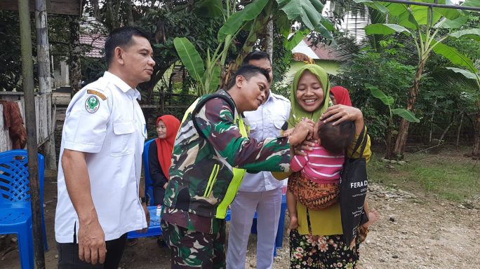 Peduli Kesehatan, Babinsa Dampingi Bidan Desa Laksanakan Imunisasi Balita