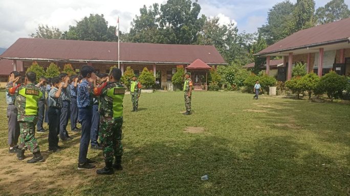 Bentuk Disiplin Sejak Dini Babinsa Latih Siswa SMP S Santo Thomas Peraturan Baris Berbaris (PBB).