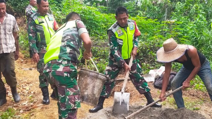 Babinsa Bersama Warga Masyarakat Gotong Royong Cor Jalan Rambat Beton.