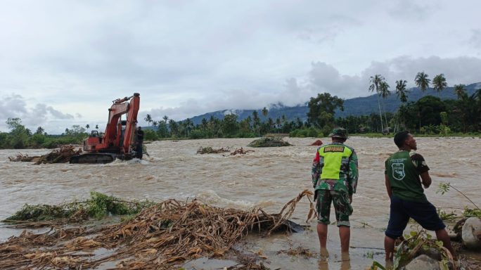 Minimalisir Banjir, Babinsa Dampingi Alat Berat Exavator Normalisasi Sungai Mamas