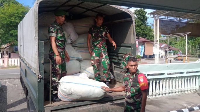 Bersama Kodim Aceh Selatan, Warga Meukek Turut Sumbangkan Bantuan bagi Korban Banjir