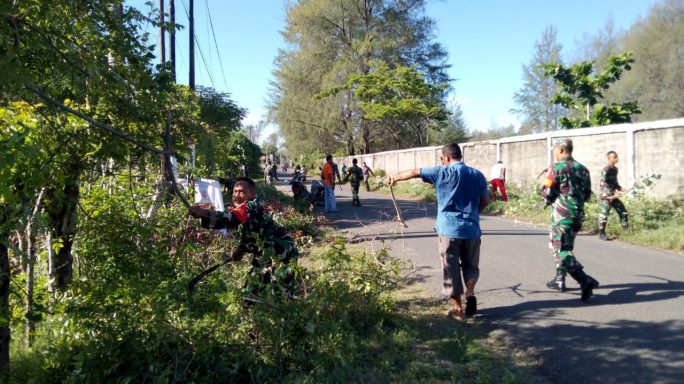 Koramil 03/Lhoknga Bersama Masyarakat Lamgirik Tingkatkan Kebersihan Lingkungan Gampong