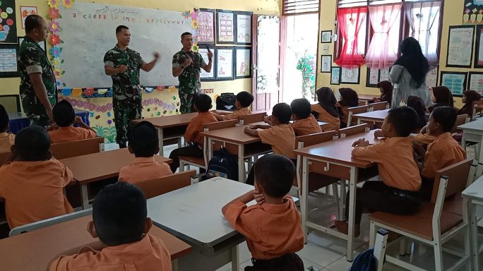 Pelajar SDN Ranto Panyang II Antusias Dan Ceria Mendapatkan Pelajaran Matematika Dasar Metode GASING Dari TNI