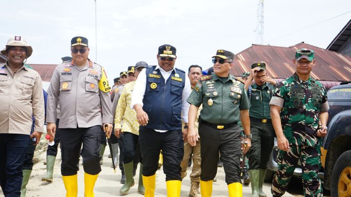 Pangdam Iskandar Muda Bersama Pj. Gubernur Aceh dan Kapolda Aceh Tinjau Lokasi Banjir di Aceh Tamiang
