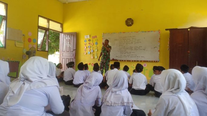 Pentingnya Wawasan Kebangsaan Serka Armada Aryanto Babinsa Koramil 19/Idm Berbagi Ilmu di SD Negeri 1 Julok Rayeuk Selatan