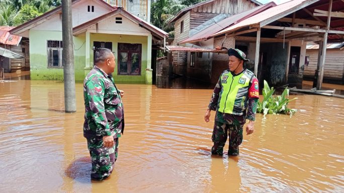 Banjir Wilayah Trumon Raya Mulai Surut, Babinsa Jajaran Kodim 0107/Asel Tetap Siaga