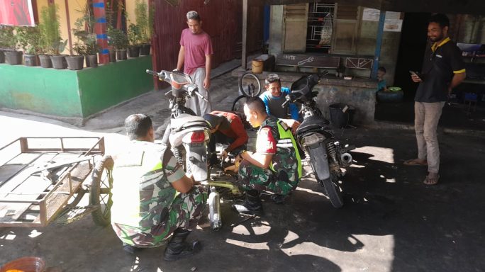 Berikan Semangat Dan Motivasi, Babinsa Komsos Dengan Pemilik Bengkel Sepeda Motor.
