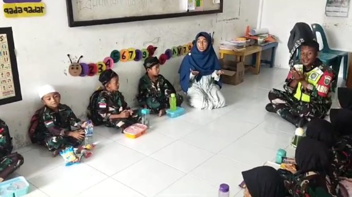 Peduli Pendidikan Anak Sejak Dini Babinsa Lakukan Komsos Dengan Siswa-Siswi dan Guru TK Al Hidayah