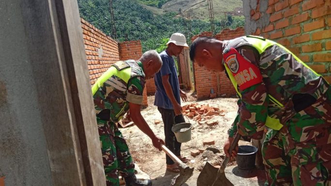 Wujud Kebersamaan Babinsa Posramil Leuser Bantu Warga Desa Binaan Bangun Rumah