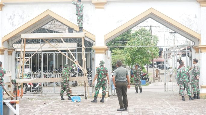 Karya Bakti TNI Di Mesjid Baiturahman Kota Lhokseumawe.