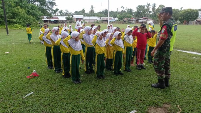 Tanamkan Kedisiplinan Sejak Dini, Babinsa Latih PBB Siswa Sekolah Dasar