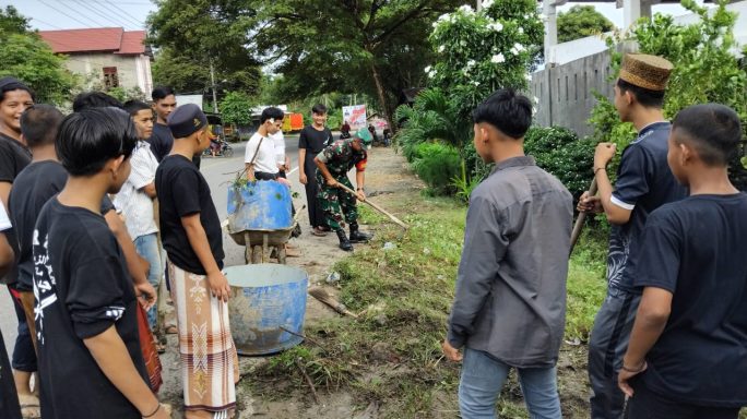 Meningkatkan Kesehatan dan Kebersihan, Serda Mardiansyah Ajak Santri Madinatul Huda Lakukan Gotong Royong