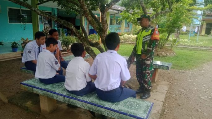 Kedekatan Dan Keakraban Babinsa Koramil 08/Rantau Dengan Siswa SMP Swasta Darma Patra