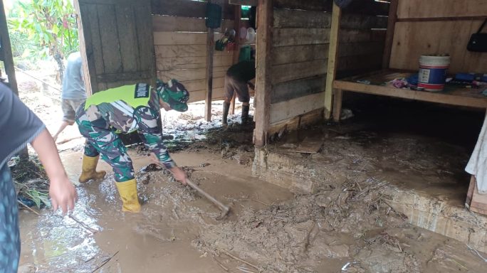 TNI Peduli: Babinsa Koramil 16/Tangse Bantu Warga Bersihkan Lumpur Pasca Banjir