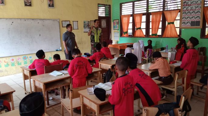 Sertu M. Syafii Babinsa Koramil 12/Sry Motivasi Murid SDN Buket Drien Terapkan Disiplin