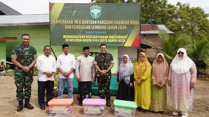 Pangdam Iskandar Muda Serahkan Bantuan MCK dan Sembako kepada Masyarakat di Gampong Lam Ceu.