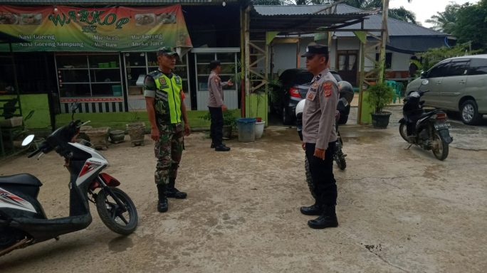 Jelang Pilkada Serentak, Babinsa Koramil 08/Rtu Bersama Bhabinkamtibmas Aktif Laksanakan Patroli Wilayah