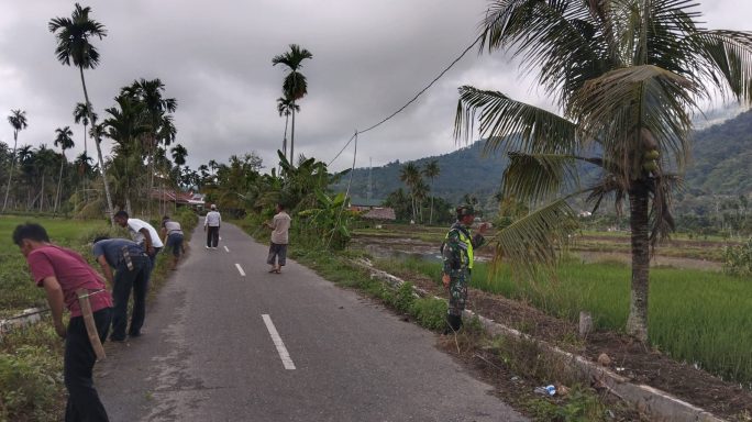 Babinsa Dan Warga Masyarakat Gotong Royong Bersihkan Lingkungan di Desa Lawe Lubang Indah