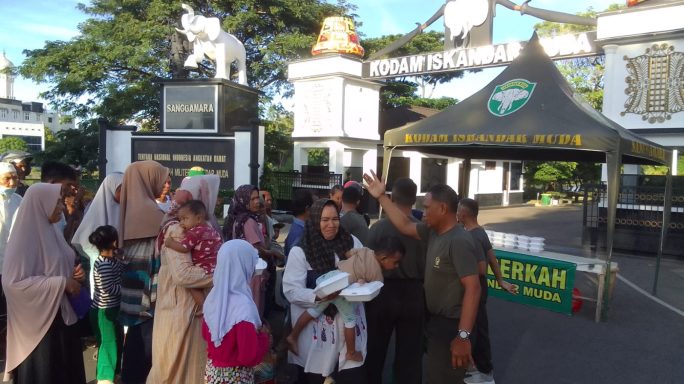 Kodam Iskandar Muda Salurkan 250 Paket Makanan Gratis dalam Program “Jum’at Berkah”