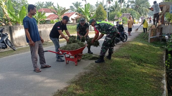 Ciptakan Lingkungan Bersih, Babinsa Sidodadi Bersama Masyarakat Laksanakan Jum’at Bersih
