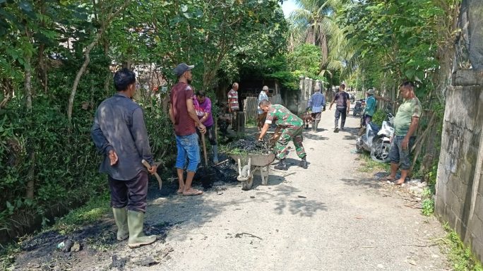 Babinsa Koramil 09/Mutiara Bersama Warga Desa Blang Beureueh Gelar Karya Bhakti Cegah Banjir