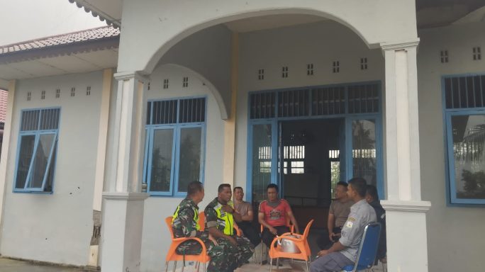 Usai Pemilu Babinsa Koramil 09/BM & Bhabinkamtibmas Bersinergi Amankan Kotak Suara Pilkada 2024