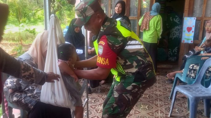 Babinsa Koramil 03/Seruway Dampingi Posyandu Di Desa Binaan