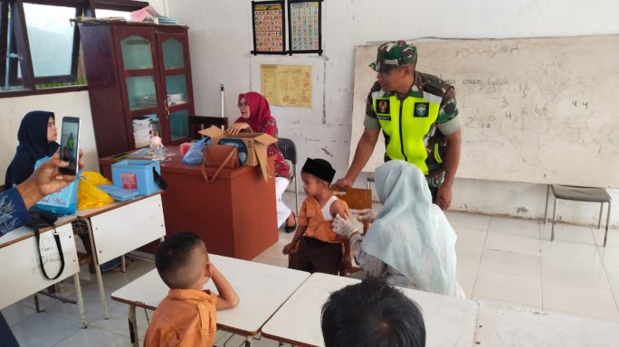 Anggota Koramil 27/Jangka Buya Bersama Puskesmas Gelar Imunisasi Anak Sekolah di SD Negeri 2 Jangka Buya.