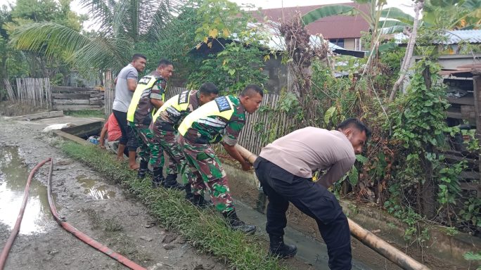Anggota Koramil 04/Pidie Bersama Polsek Pidie Gotong Royong Bersihkan Gorong-Gorong di Desa Tibang