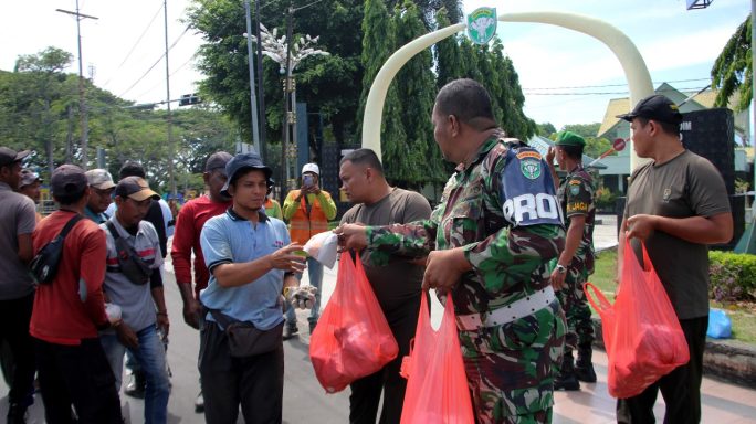 Peduli Sesama, Kodim 0101/Kota Banda Aceh Berbagi Rezeki Jumat Untuk Masyarakat
