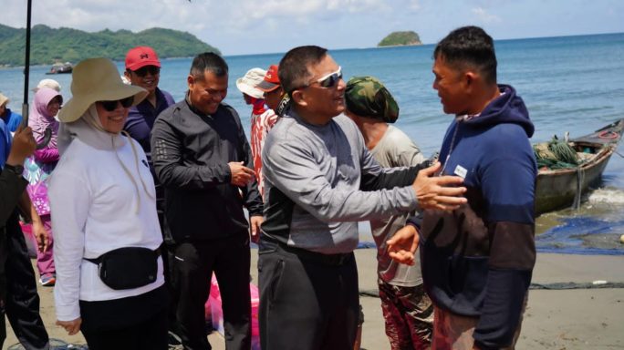 Kunjungi Nelayan Lamteungoh, Pangdam Iskandar muda Beri Bantuan Rumpon.
