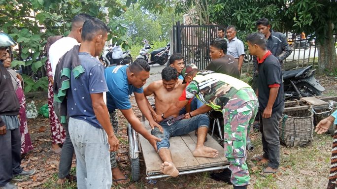 BABINSA KORAMIL 01/MT MEMBANTU WARGA JATUH DARI POHON