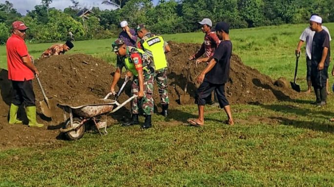 Sinergi TNI dan Rakyat:Anggota Koramil Geumpang Bersama Warga Gotong Royong Timbun Lapangan Sepak Bola Bangkeh