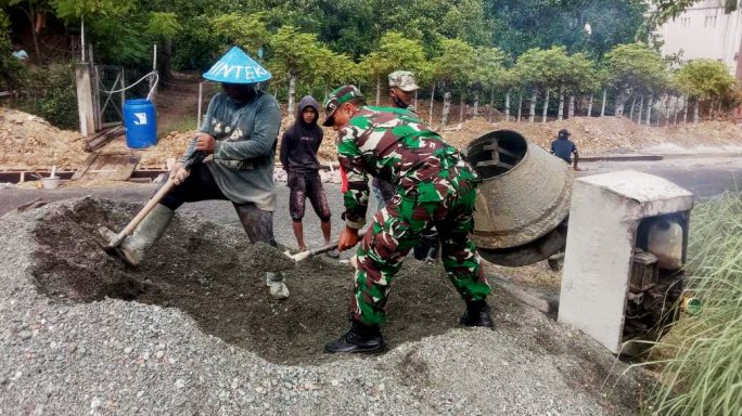Bahu-Membahu, Babinsa Lambaro Sibreh Bersama Warga Dirikan Saluran Air Gampong
