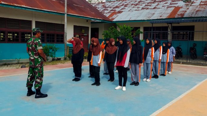 Tingkatkan Kedisiplinan, Sertu Muandik Berikan Pelatihan PBB di MTsN 4 Aceh Besar