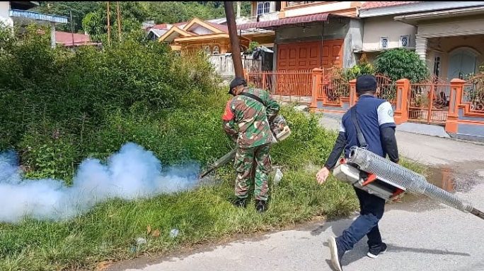 Aksi Peduli Babinsa: Fogging dan Sosialisasi 3M Plus untuk Tangkal DBD di Desa Lhok Bengkuan Tapaktuan