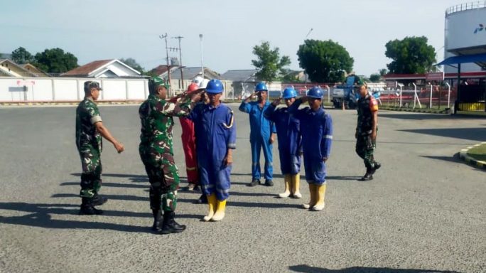Tingkatkan Kedisiplinan, Bati Tuud Koramil 05/Mesjid Raya dan Anggota Berikan Pelatihan PBB Karyawan Fuel Terminal BBM Krueng Raya