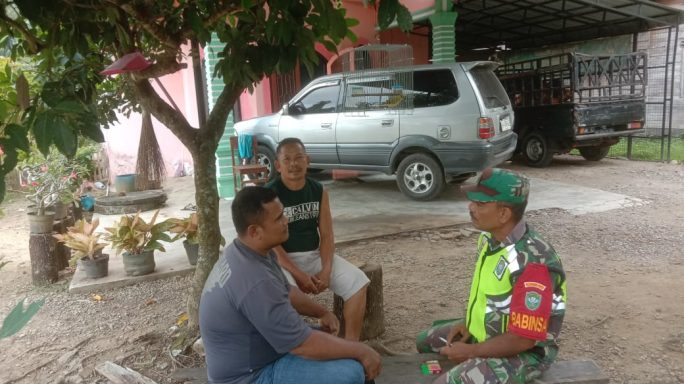 Melalui Komsos Babinsa Sampaikan Pesan Jaga Ketertiban Dan Kebersihan Lingkungan