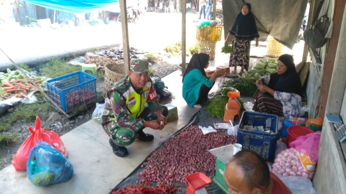Babinsa Cek Harga Sembako Pasar Mingguan Sungai Liput