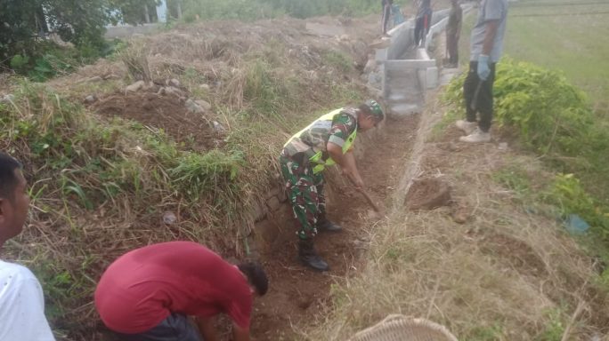 Babinsa Koramil 08/Kembang Tanjong Galang Semangat Gotong Royong di Desa Gampong Dayah Mon Ara.