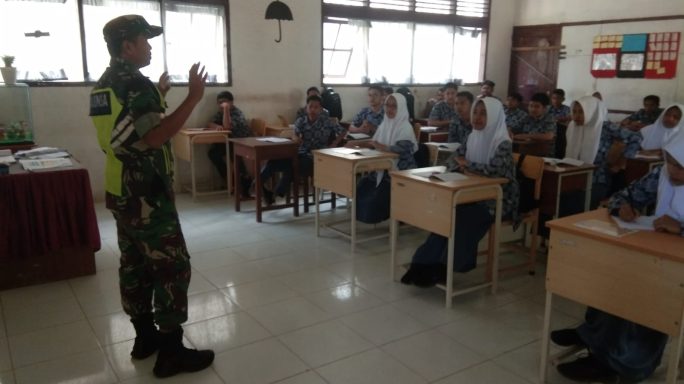 Babinsa Koramil 25/Glumpang Baro Jalin Komunikasi Sosial dengan Tokoh Masyarakat Desa Riwayat Seurekui Cibrek