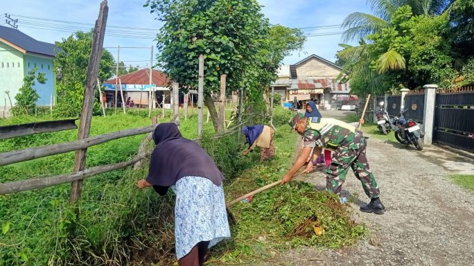 Babinsa Ramil 24/ Mutiara Timur Laksanakan Karya Bhakti di Desa Paloh Tinggi.