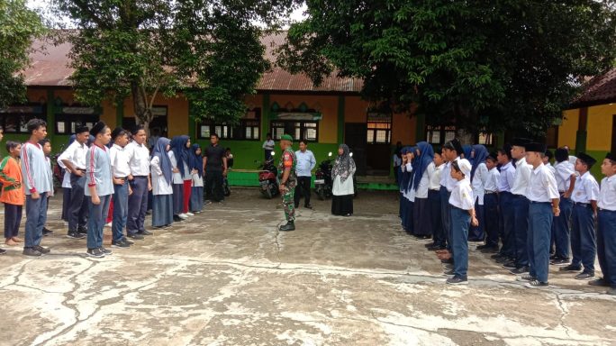 Anggota Koramil 18 Tripa Pidie Jaya Sosialisasi Rekrutmen TNI dan Latih PBB kepada Pelajar